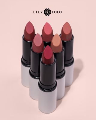 💼 Tři minuty do porady, třicet kroků do výtahu, pár sekund na to dodat si sebevědomí. 💋 💄 Sáhnete po veganské rtěnce Lily...